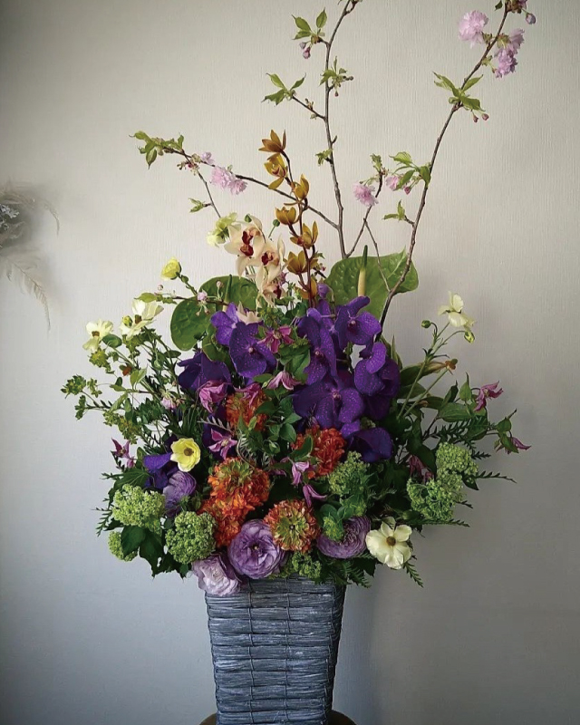 アレンジメント　8,800円(税込)～　(花代・資材含む)　所用時間:1時間～